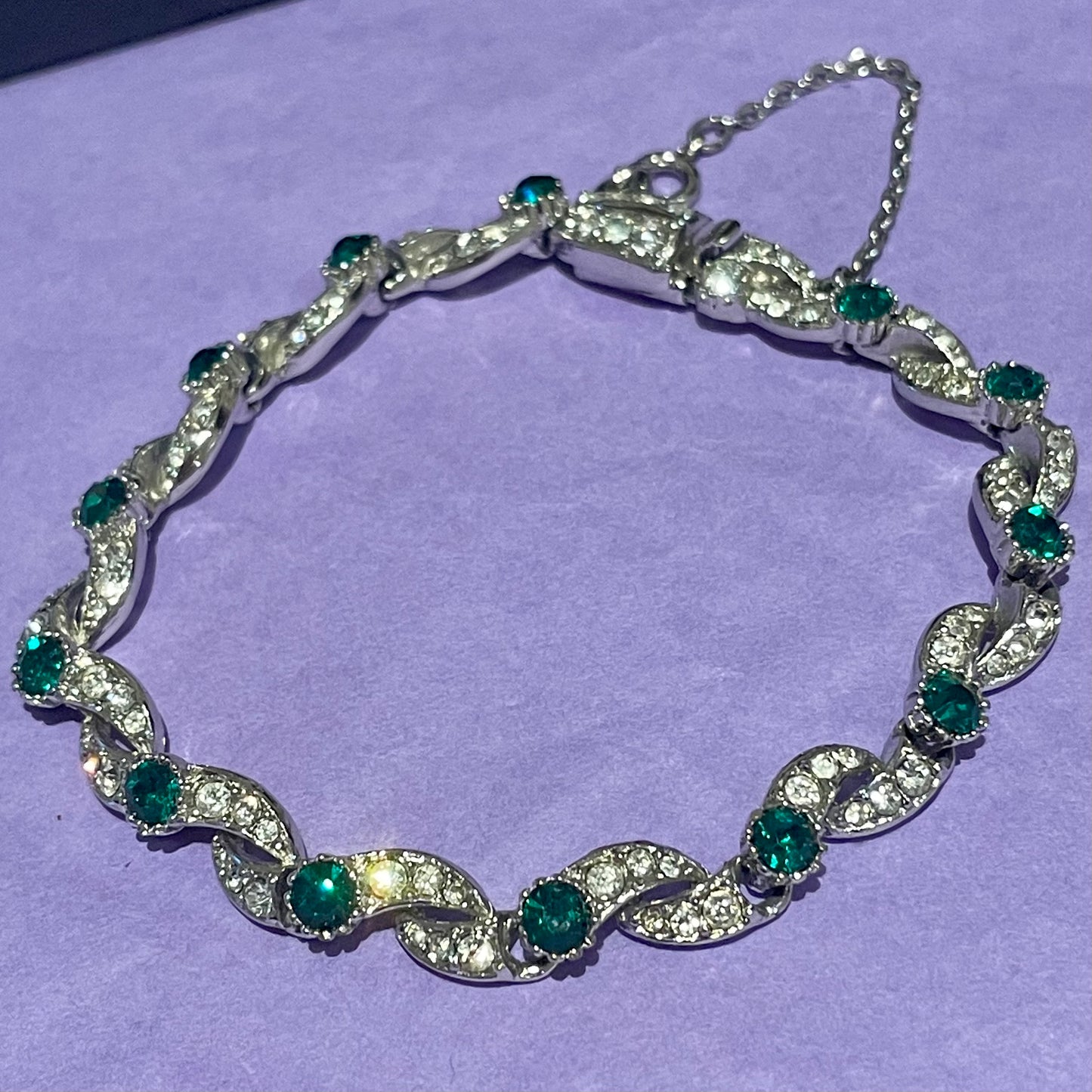 1940s Rhodium Plated Sparkly Emerald Green Diamanté Bracelet