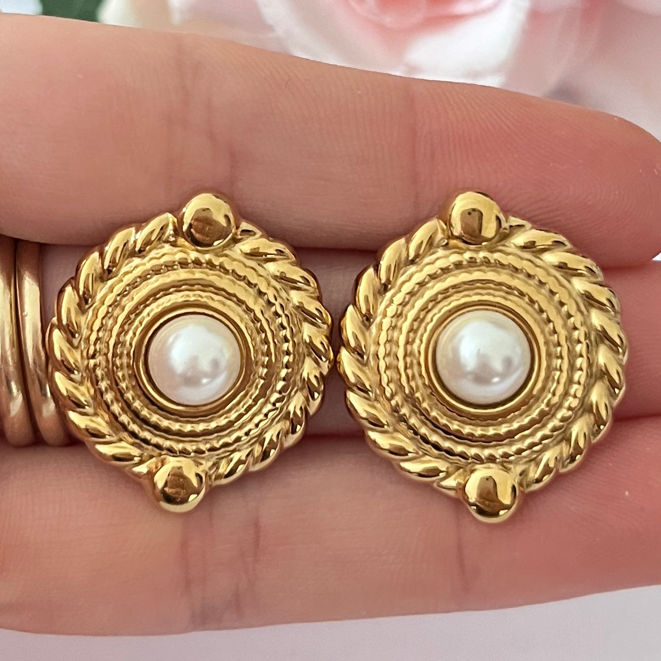 Vintage 2024 Gold Tone Faux Pearl Earring