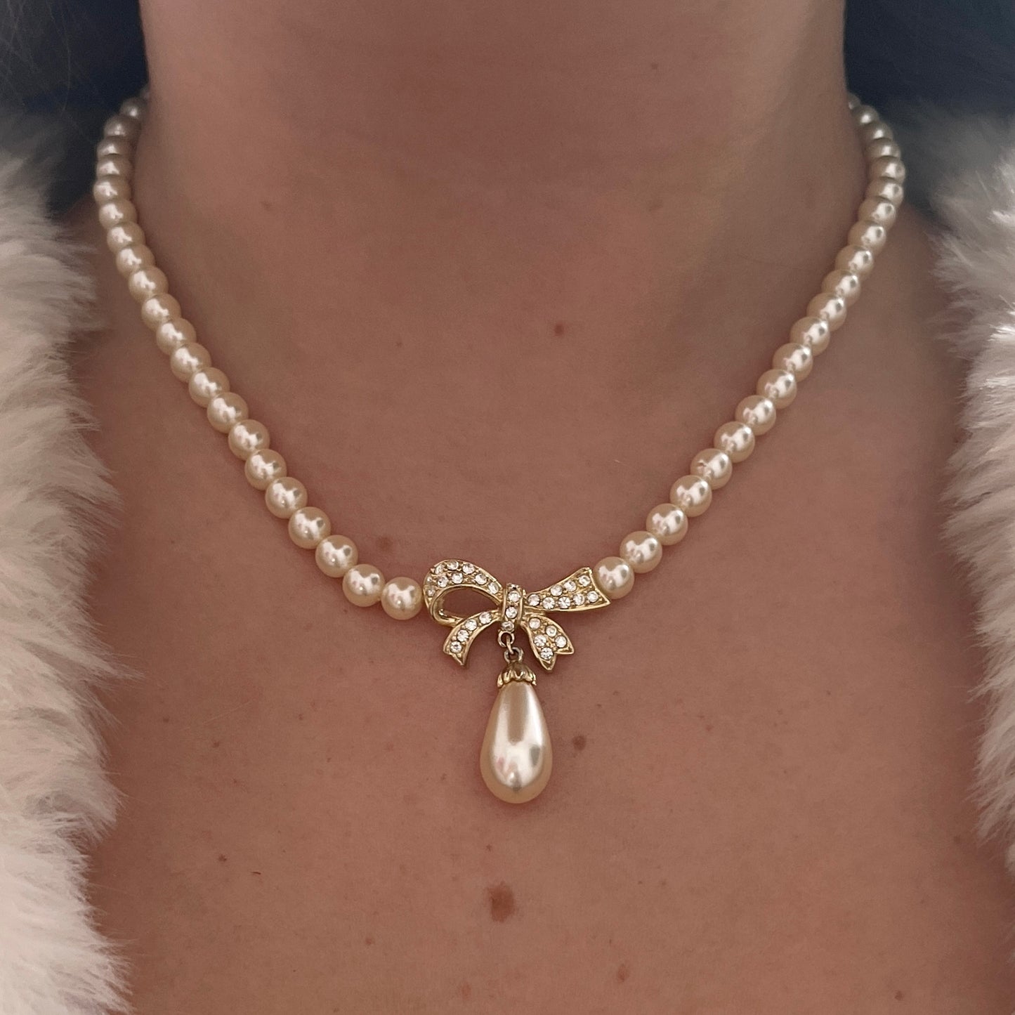 1980s Faux Pearl and Diamanté Gold Plated Bow Necklace