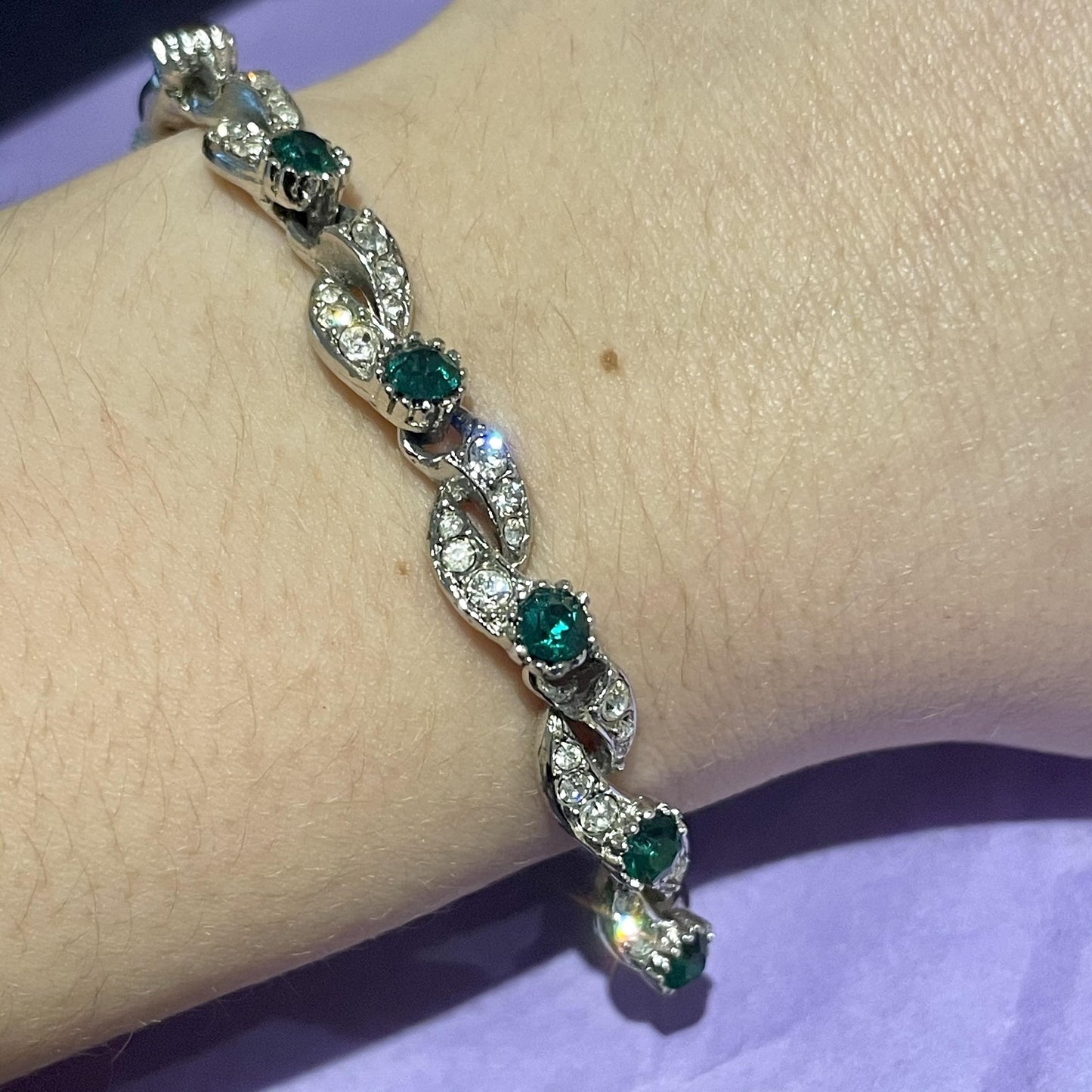 1940s Rhodium Plated Sparkly Emerald Green Diamanté Bracelet