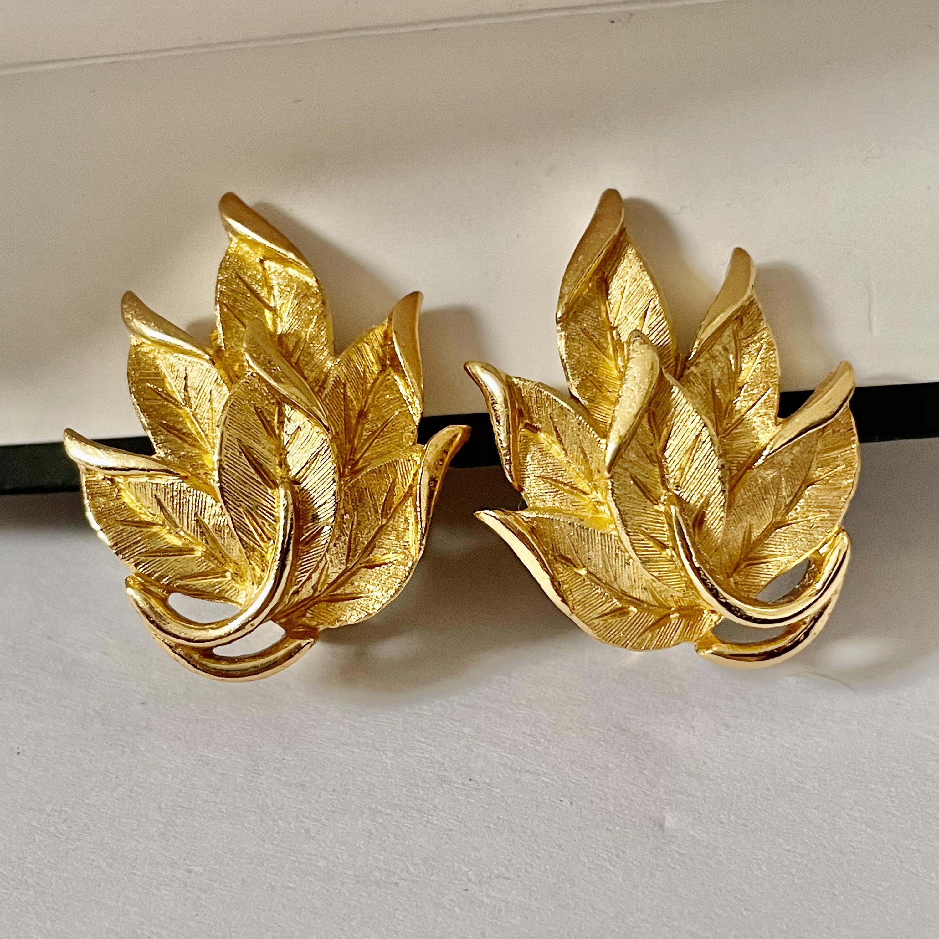 1960s Trifari Brushed Gold Leaf Clip On Earrings – Vintage Amara